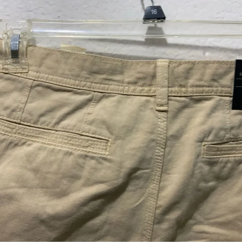 Banana Republic  Men 8-5 Inch  inseam Twill Short Light Stone tan